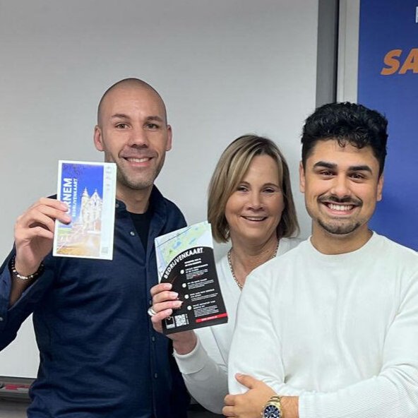 Het BSmart-team: drie personen met de BSmart bedrijvenkaart in de hand
